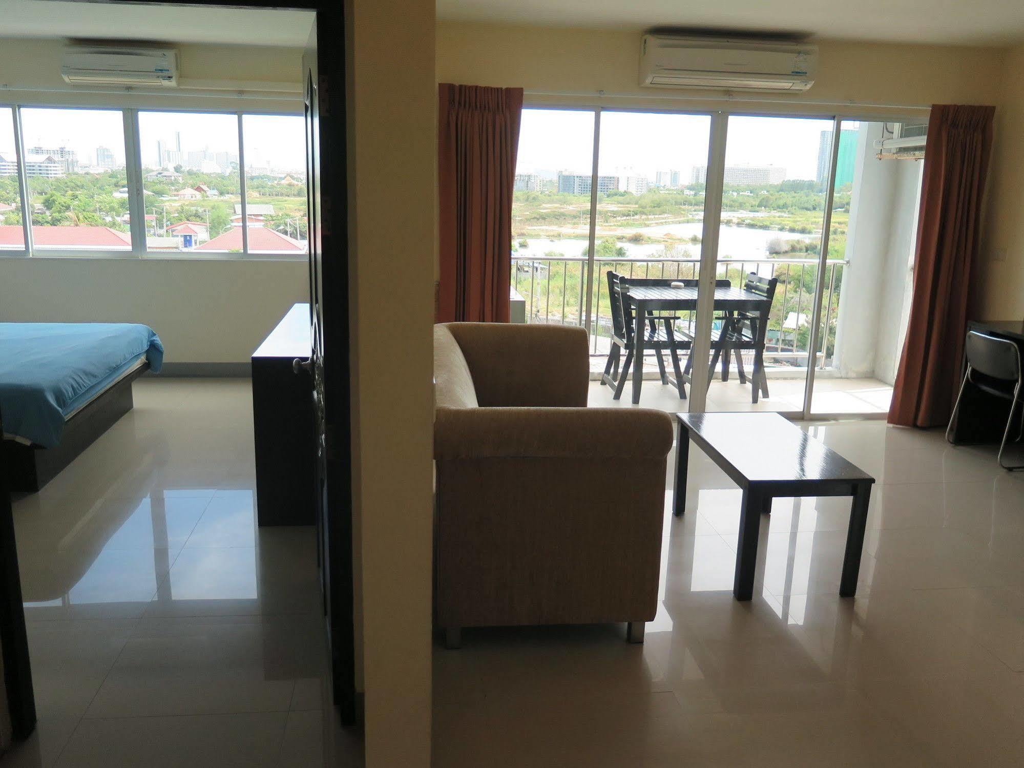 OYO 829 Royal Thai Residence Praia de Jomtien Exterior foto