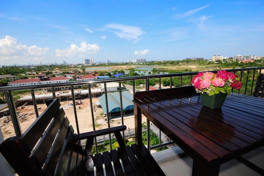 OYO 829 Royal Thai Residence Praia de Jomtien Exterior foto